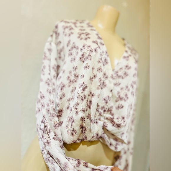 ASTR The Label ~ Size M ~ Lilac Floral Print Faux Surplice Wrap Crop Blouse - Picture 3 of 13